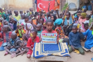 Afrika Çad çocukları sevindirme çikolata dagitimi