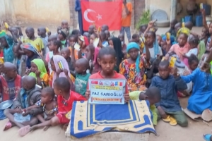 Afrika Çad çocukları sevindirme çikolata dagitimi