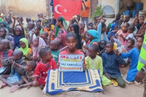 Afrika Çad çocukları sevindirme çikolata dagitimi