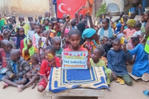 Afrika Çad çocukları sevindirme çikolata dagitimi