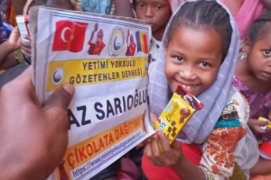 Afrika Çad çocukları sevindirme çikolata dagitimi