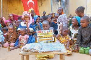 Afrika'da yetim ve yoksul çocuklara çikolata dağıtımlarımız devam ediyor