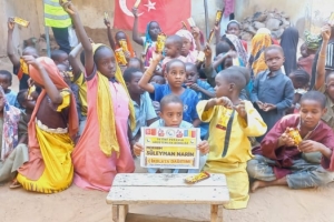 Afrika'da yetim ve yoksul çocuklara çikolata dağıtımlarımız devam ediyor