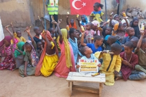 Afrika'da yetim ve yoksul çocuklara çikolata dağıtımlarımız devam ediyor
