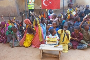 Afrika'da yetim ve yoksul çocuklara çikolata dağıtımlarımız devam ediyor