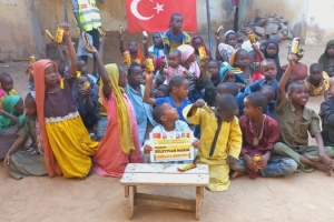 Afrika'da yetim ve yoksul çocuklara çikolata dağıtımlarımız devam ediyor