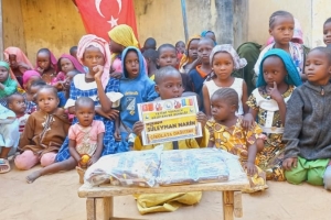 Afrika'da yetim ve yoksul çocuklara çikolata dağıtımlarımız devam ediyor