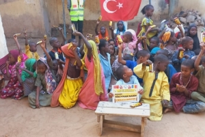 Afrika'da yetim ve yoksul çocuklara çikolata dağıtımlarımız devam ediyor