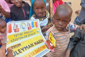 Afrika'da yetim ve yoksul çocuklara çikolata dağıtımlarımız devam ediyor