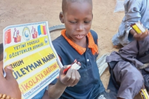 Afrika'da yetim ve yoksul çocuklara çikolata dağıtımlarımız devam ediyor