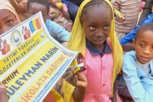 Afrika'da yetim ve yoksul çocuklara çikolata dağıtımlarımız devam ediyor