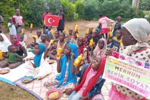 Afrika Uganda ekmek dağıtımlarımız devami ediyor