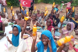 Afrika uganda'da yemek dağıtımında bulunduk