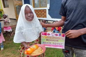 Afrika uganda'da yemek dağıtımında bulunduk