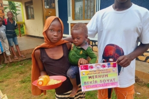 Afrika uganda'da yemek dağıtımında bulunduk