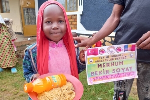 Afrika uganda'da yemek dağıtımında bulunduk