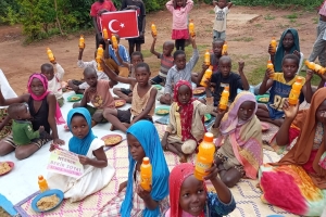 Afrika uganda'da yemek dağıtımında bulunduk