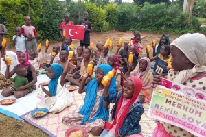 Afrika uganda'da yemek dağıtımında bulunduk