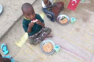 Afrika Çad yemek dağıtımlarımız devam ediyor Yetimi yoksulu gozetenler derneği 