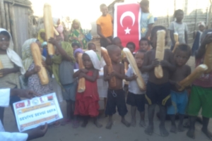 Afrika Madagaskar ekmek dağıtımımız devam ediyor Yetimi yoksulu gozetenler derneği 