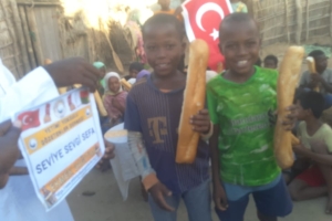 Afrika Madagaskar ekmek dağıtımımız devam ediyor Yetimi yoksulu gozetenler derneği 