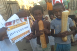 Afrika Madagaskar ekmek dağıtımımız devam ediyor Yetimi yoksulu gozetenler derneği 