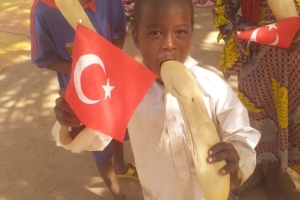 Bugün Afrika'nın 3 bölgesinde Kamerun Uganda ve madagaskar'da yetim m ve yoksul çocuklara ekmek dağıtımında bulunduk