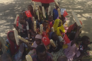 Bugün Afrika'nın 3 bölgesinde Kamerun Uganda ve madagaskar'da yetim m ve yoksul çocuklara ekmek dağıtımında bulunduk