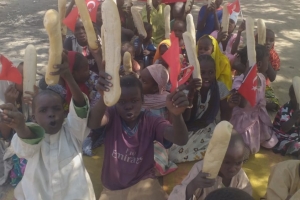 Bugün Afrika'nın 3 bölgesinde Kamerun Uganda ve madagaskar'da yetim m ve yoksul çocuklara ekmek dağıtımında bulunduk