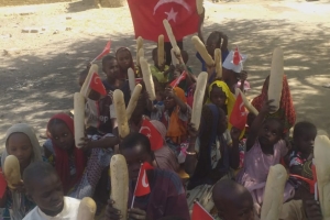 Bugün Afrika'nın 3 bölgesinde Kamerun Uganda ve madagaskar'da yetim m ve yoksul çocuklara ekmek dağıtımında bulunduk