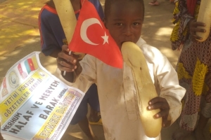 Bugün Afrika'nın 3 bölgesinde Kamerun Uganda ve madagaskar'da yetim m ve yoksul çocuklara ekmek dağıtımında bulunduk