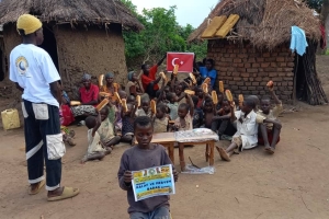Bugün Afrika'nın 3 bölgesinde Kamerun Uganda ve madagaskar'da yetim m ve yoksul çocuklara ekmek dağıtımında bulunduk
