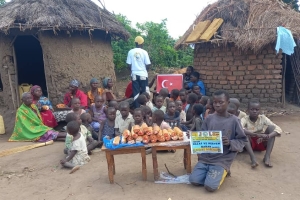 Bugün Afrika'nın 3 bölgesinde Kamerun Uganda ve madagaskar'da yetim m ve yoksul çocuklara ekmek dağıtımında bulunduk
