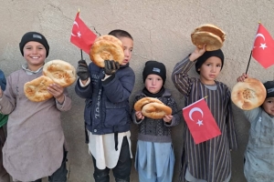 2023 yılının ilk yurtdışı faaliyetini Afganistan'da ekmek dağıtarak yaptık