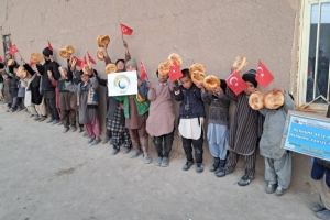 2023 yılının ilk yurtdışı faaliyetini Afganistan'da ekmek dağıtarak yaptık