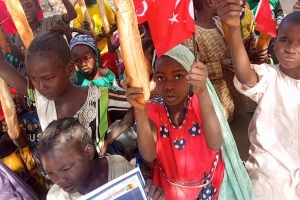 Afrika Kamerun'da ekmek dağıtımı Ocak 2023