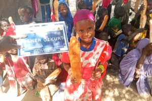 Afrika Kamerun'da ekmek dağıtımı Ocak 2023