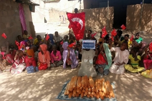 Afrika Kamerun'da ekmek dağıtımı Ocak 2023