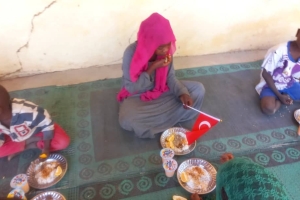 Afrika Kamerun'da yemek dağıtımı ocak 2023