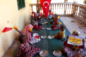 Afrika Kamerun'da yemek dağıtımı ocak 2023