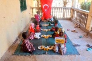 Afrika Kamerun'da yemek dağıtımı ocak 2023