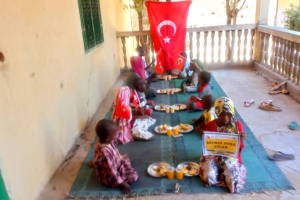 Afrika Kamerun'da yemek dağıtımı ocak 2023