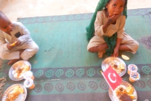 Afrika Kamerun'da yemek dağıtımı ocak 2023