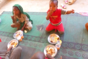 Afrika Kamerun'da yemek dağıtımı ocak 2023