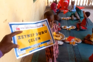 Afrika Kamerun'da yemek dağıtımı ocak 2023