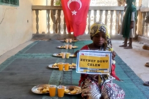 Afrika Kamerun'da yemek dağıtımı ocak 2023