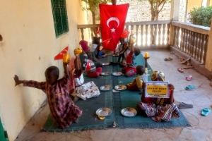 Afrika Kamerun'da yemek dağıtımı ocak 2023