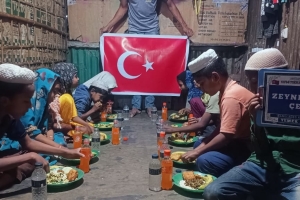 Arakan kamplarında yemek dağıtımı 