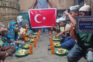 Arakan kamplarında yemek dağıtımı 