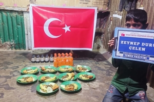 Arakan kamplarında yemek dağıtımı 
